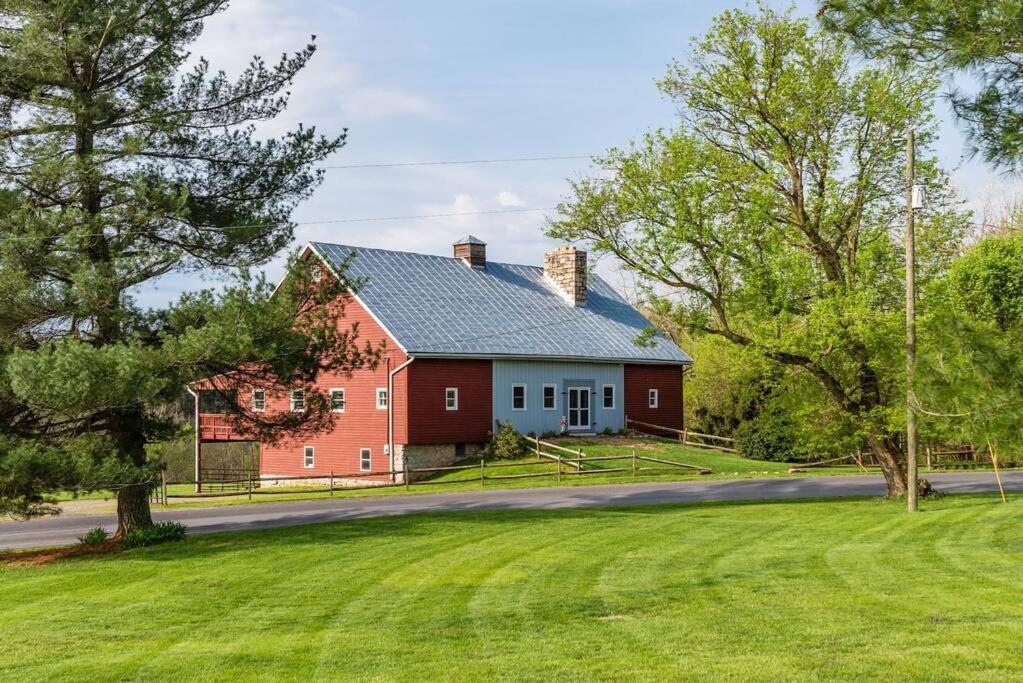 The Barn At Evermore: Riverfront Retreat W/Hot Tub Luray Exteriör bild