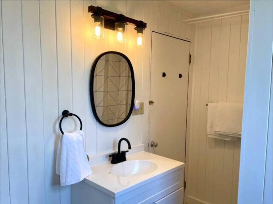 The Barn At Evermore: Riverfront Retreat W/Hot Tub Luray Exteriör bild