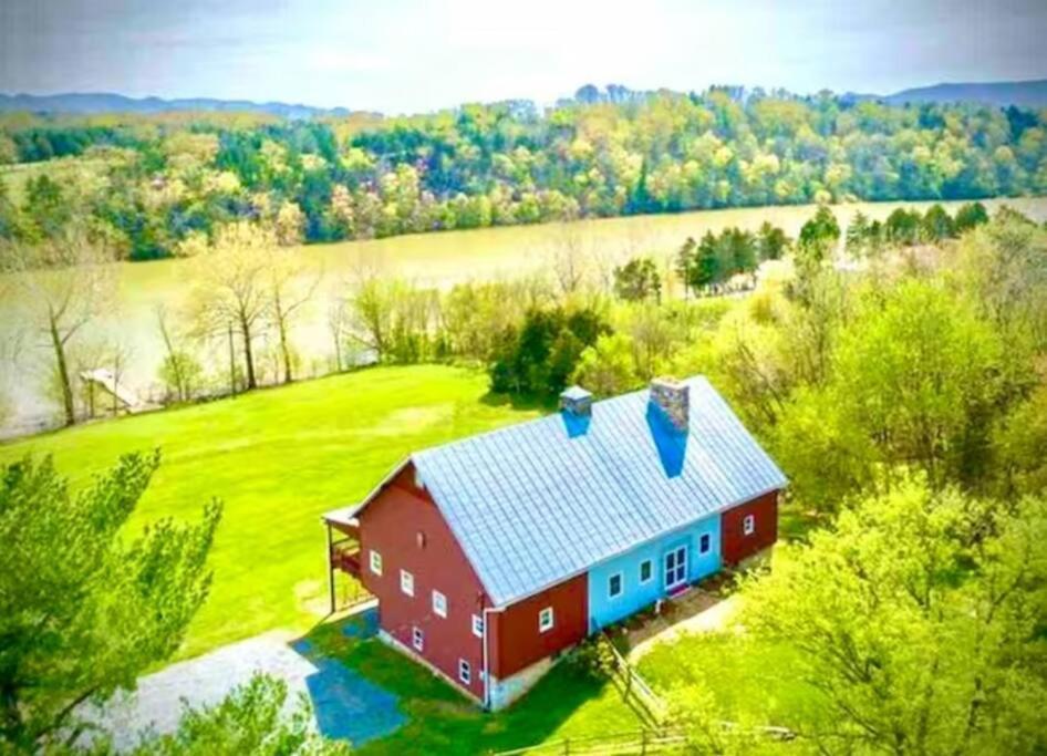 The Barn At Evermore: Riverfront Retreat W/Hot Tub Luray Exteriör bild